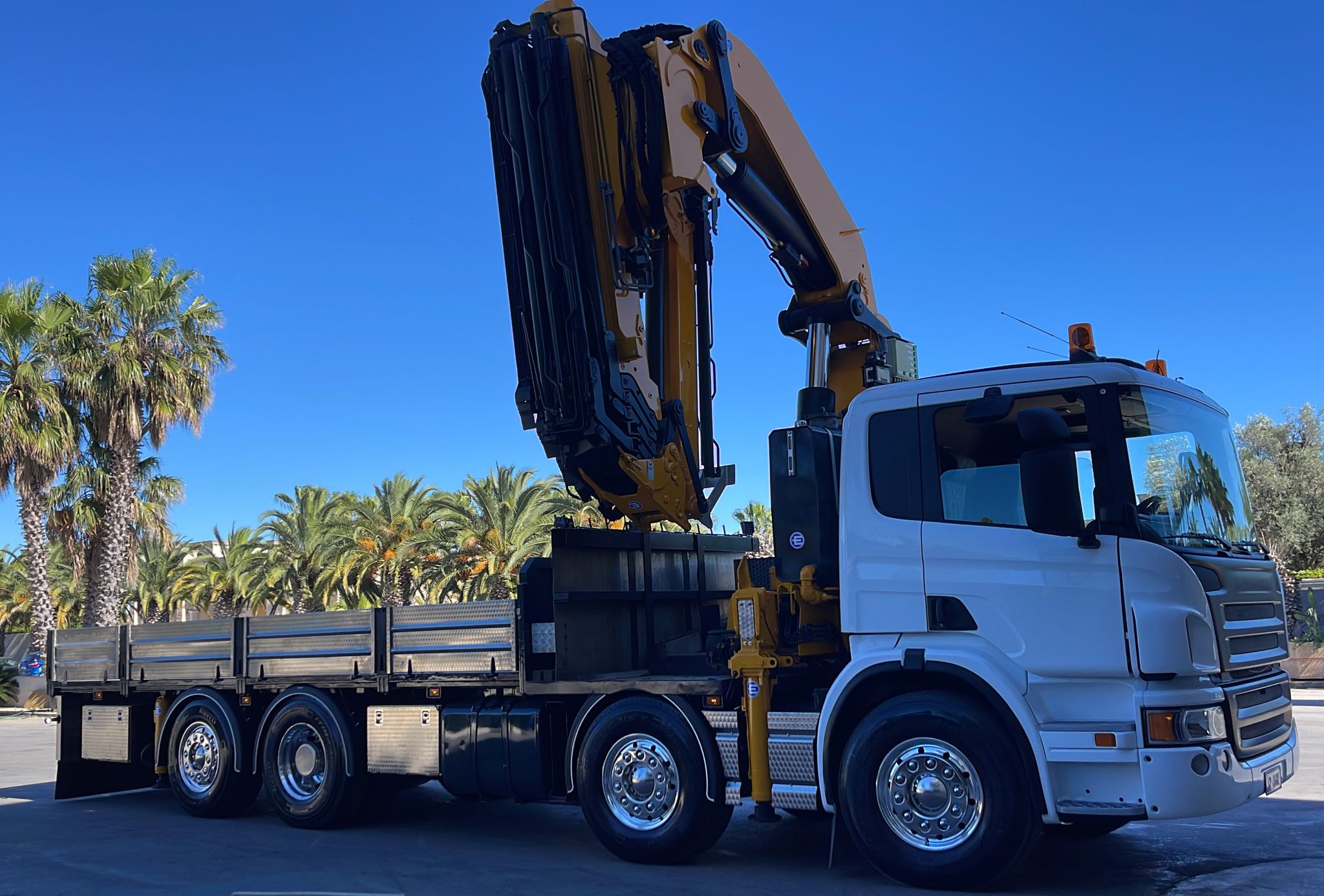 SCANIA P380 DEL 2008 8X2 CON GRU EFFER 585/6S+JIB