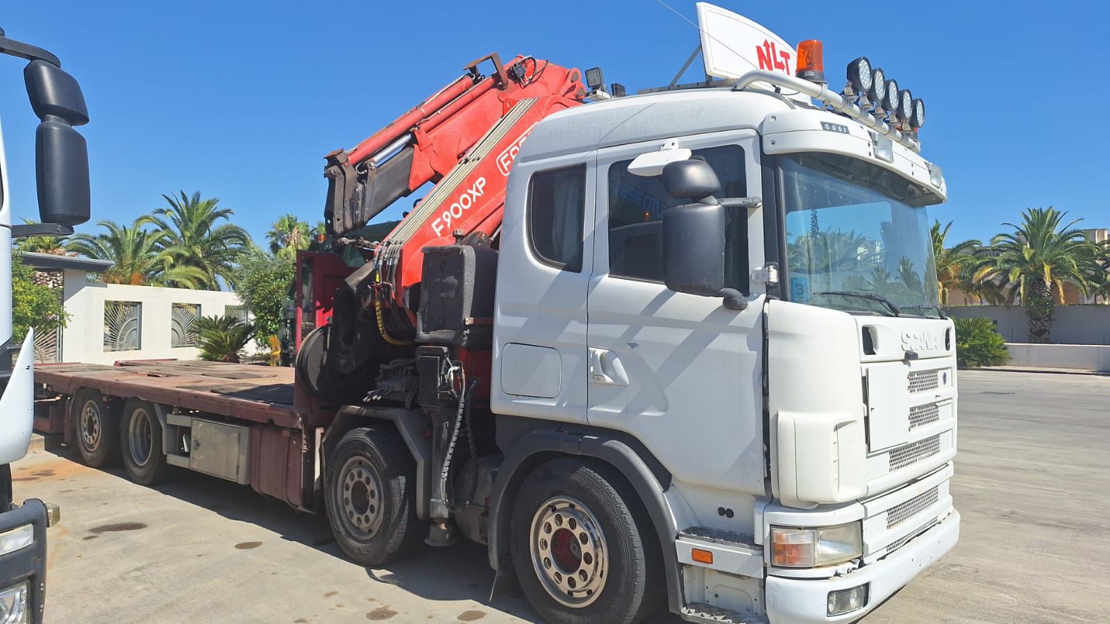 SCANIA R124 8X2 CON GRU FASSI 900XP + JIB