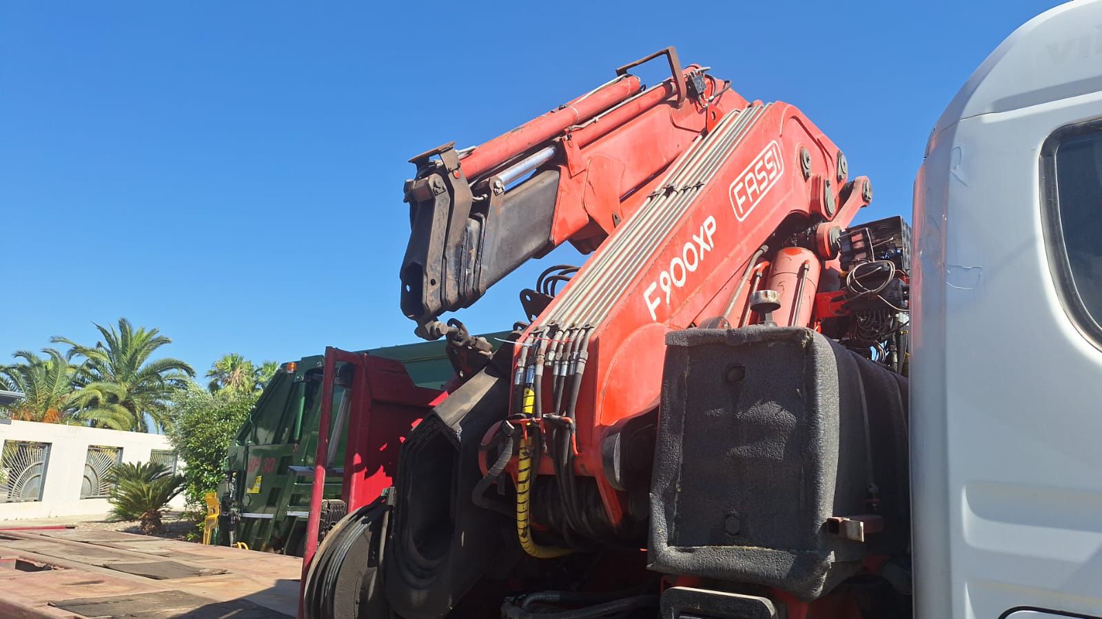 SCANIA R124 8X2 CON GRU FASSI 900XP + JIB