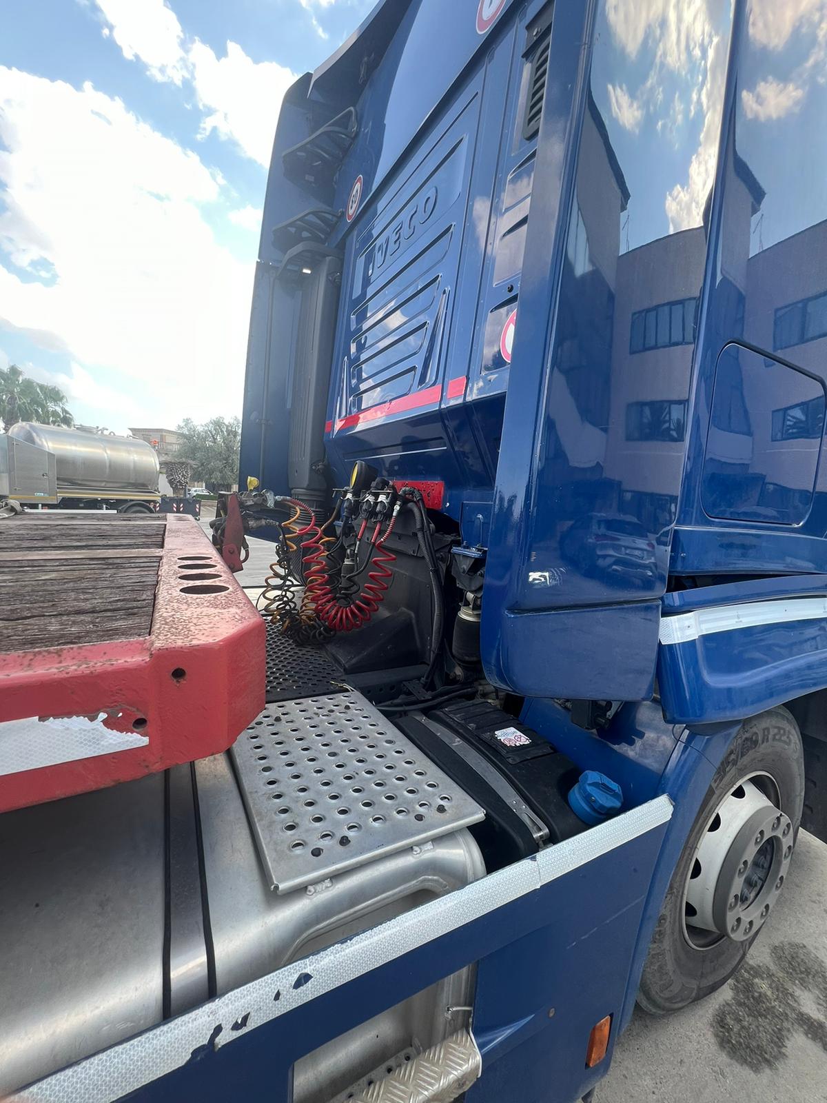 TRATTORE STRALIS 480 EURO 6 CON SEM.RIMORCHIO PIANALE