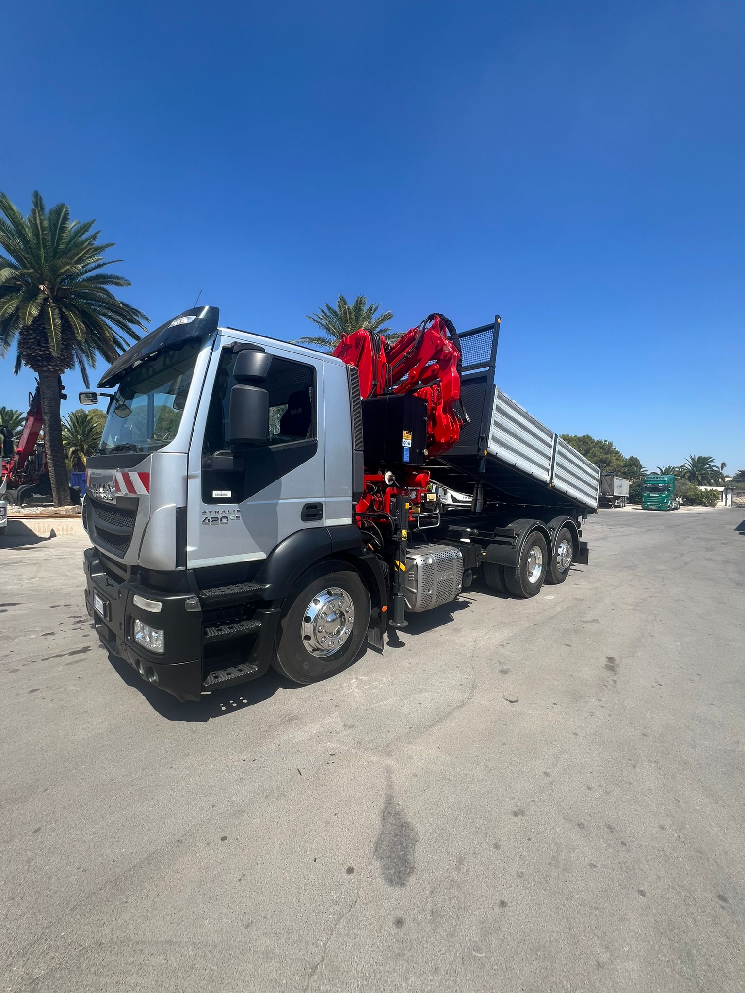 IVECO STRALIS 420 EURO 6 CON GRU AMCOVEBA 828 4S