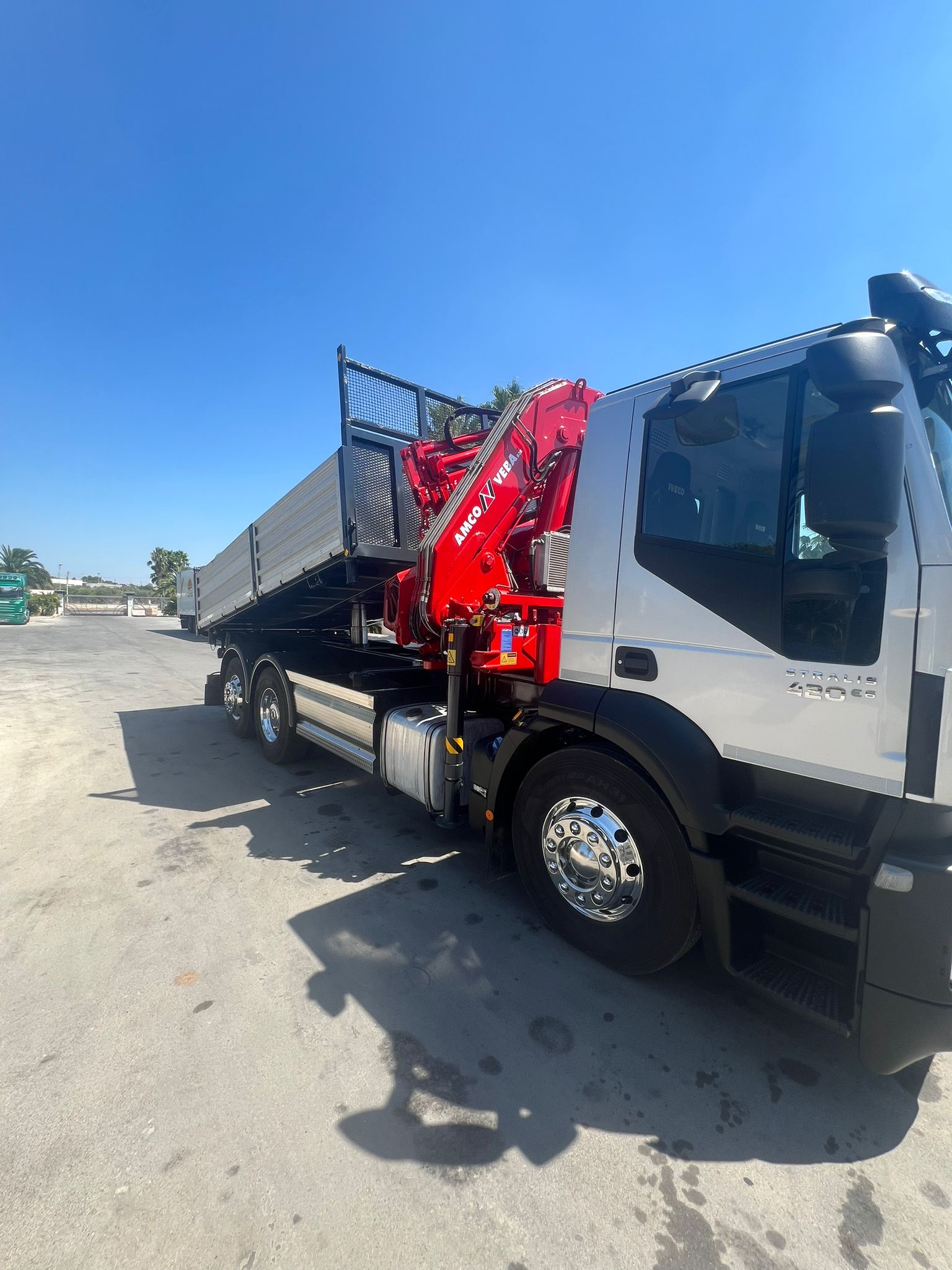 IVECO STRALIS 420 EURO 6 CON GRU AMCOVEBA 828 4S