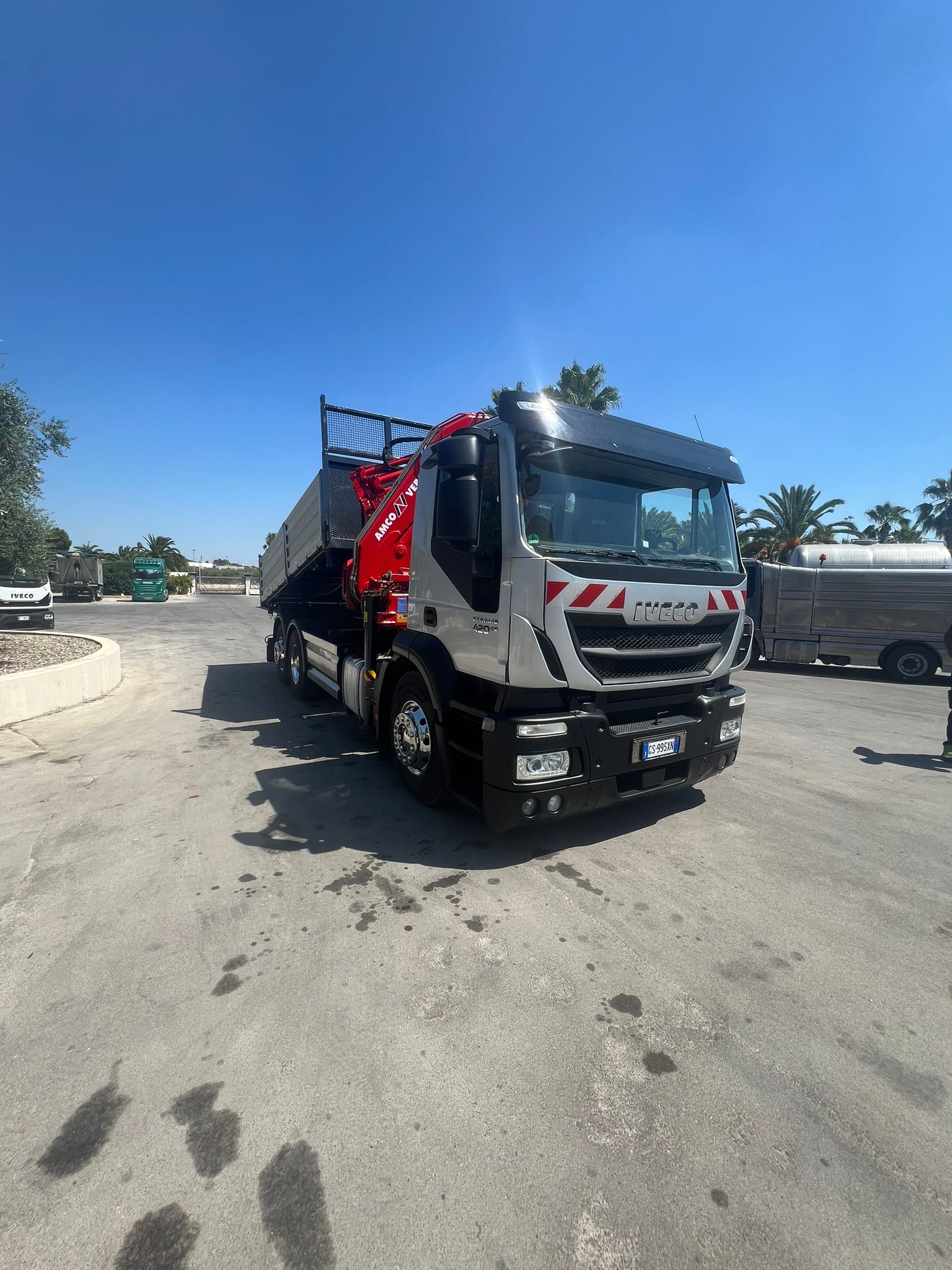 IVECO STRALIS 420 EURO 6 CON GRU AMCOVEBA 828 4S