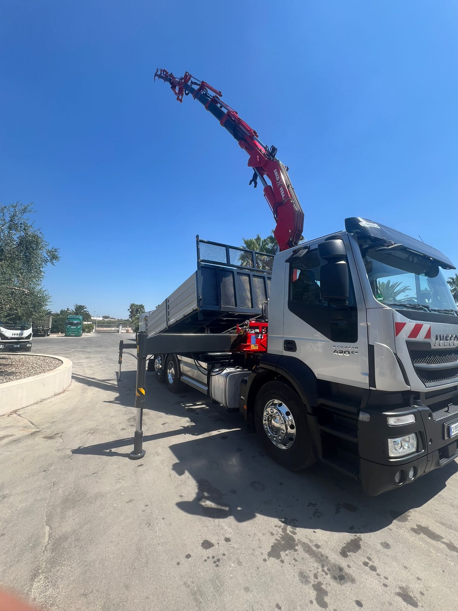 IVECO STRALIS 420 EURO 6 CON GRU AMCOVEBA 828 4S