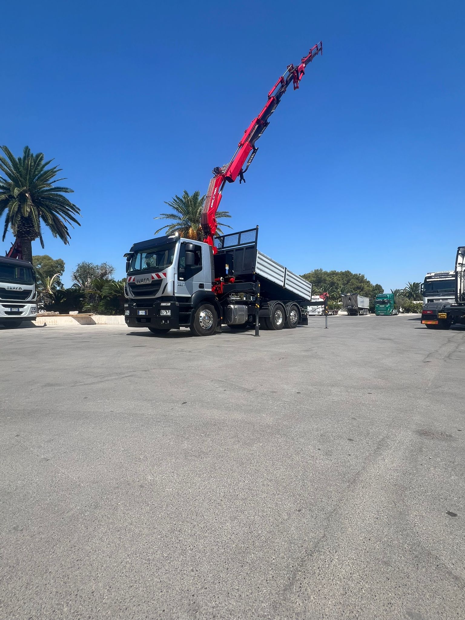 IVECO STRALIS 420 EURO 6 CON GRU AMCOVEBA 828 4S