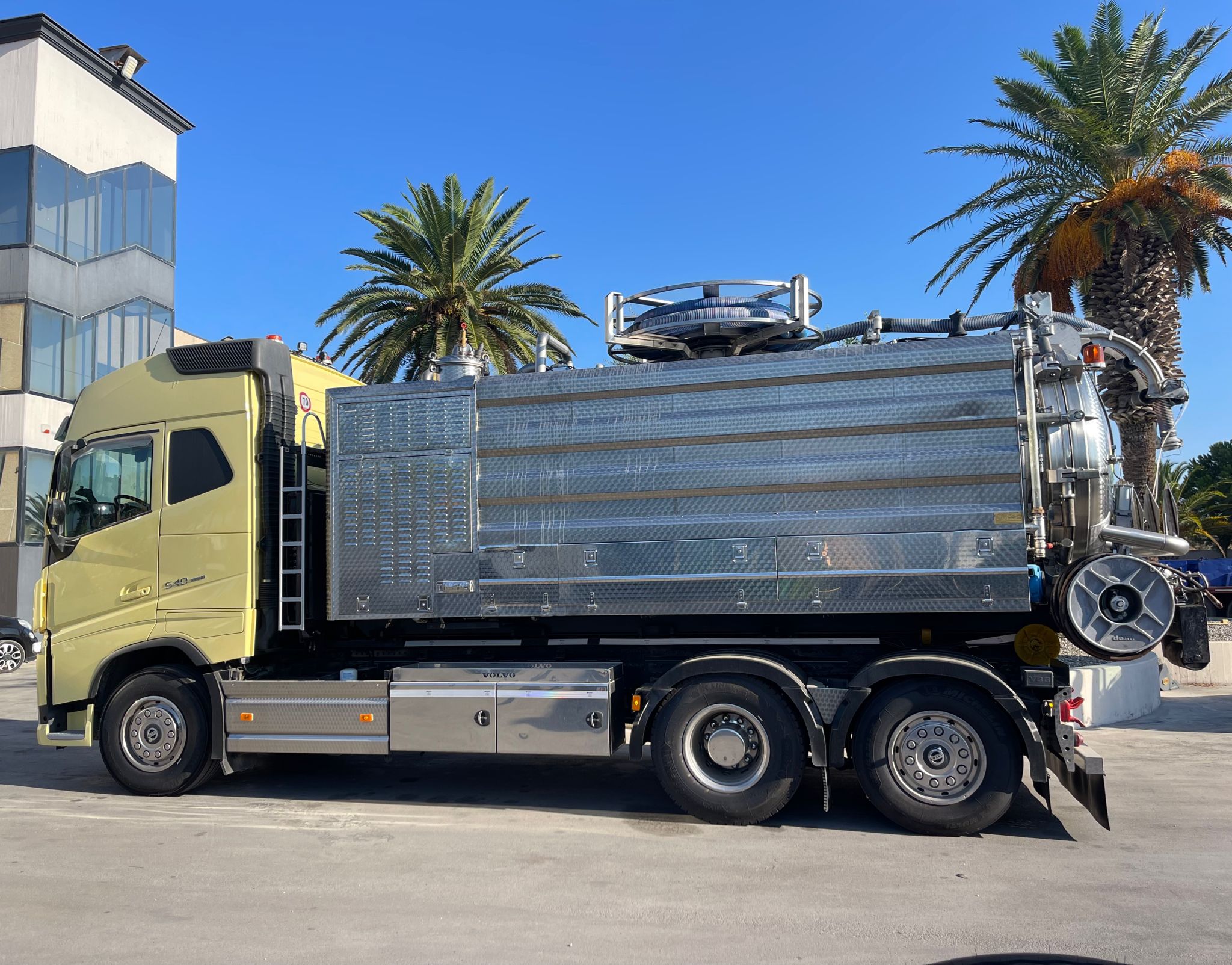 SCARRABILE VOLVO FH540 EURO 6 + CISTERNA SCARRABILE TIRBUZI ADR