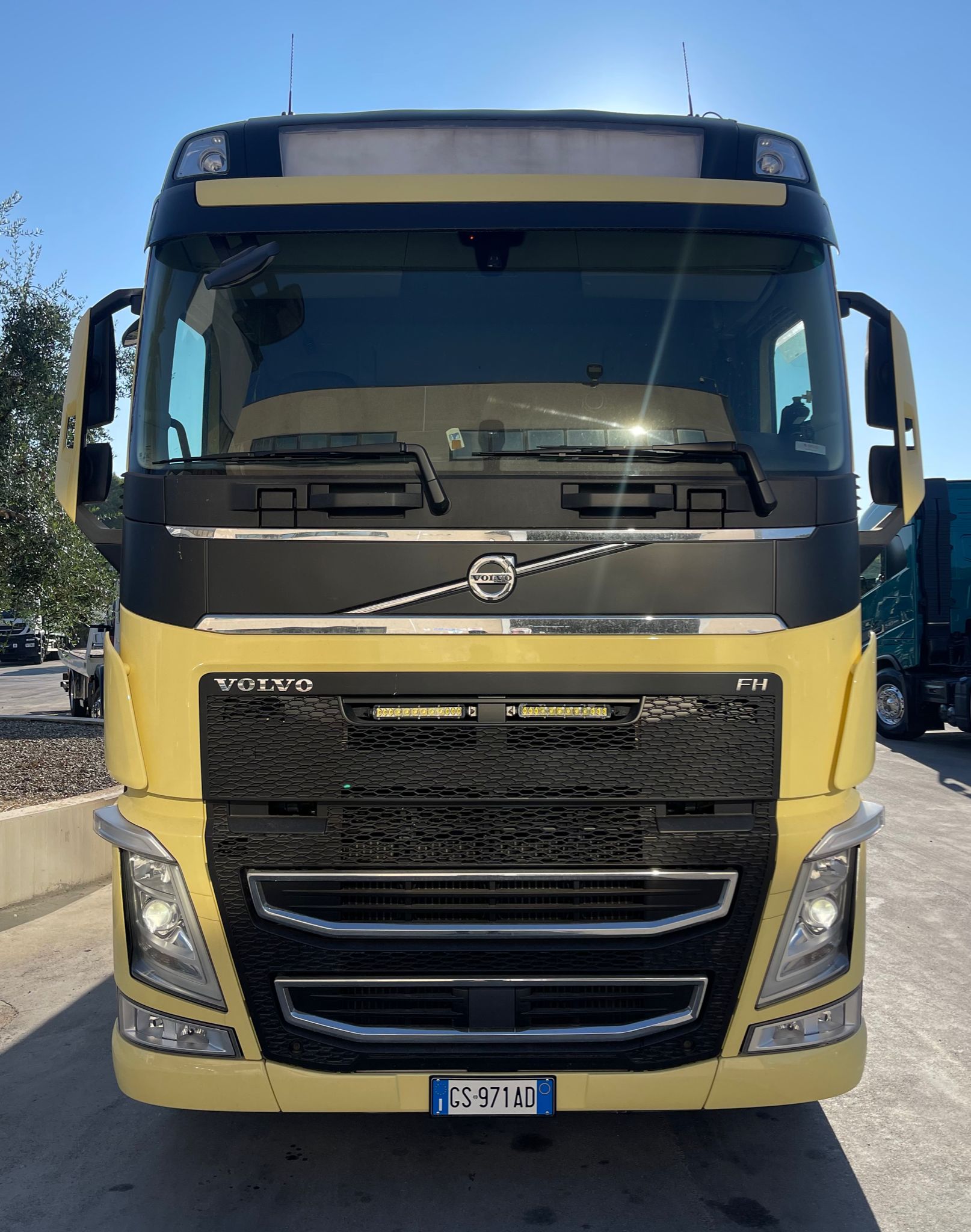 SCARRABILE VOLVO FH540 EURO 6 + CISTERNA SCARRABILE TIRBUZI ADR