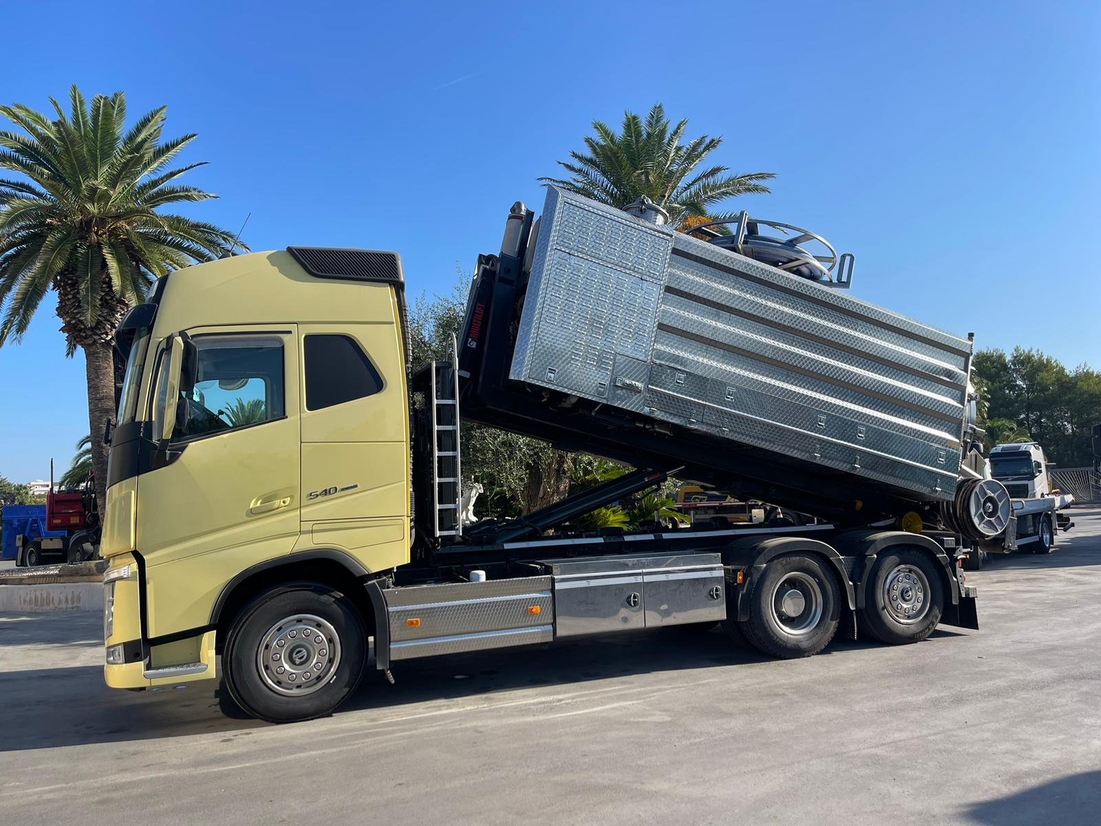 SCARRABILE VOLVO FH540 EURO 6 + CISTERNA SCARRABILE TIRBUZI ADR