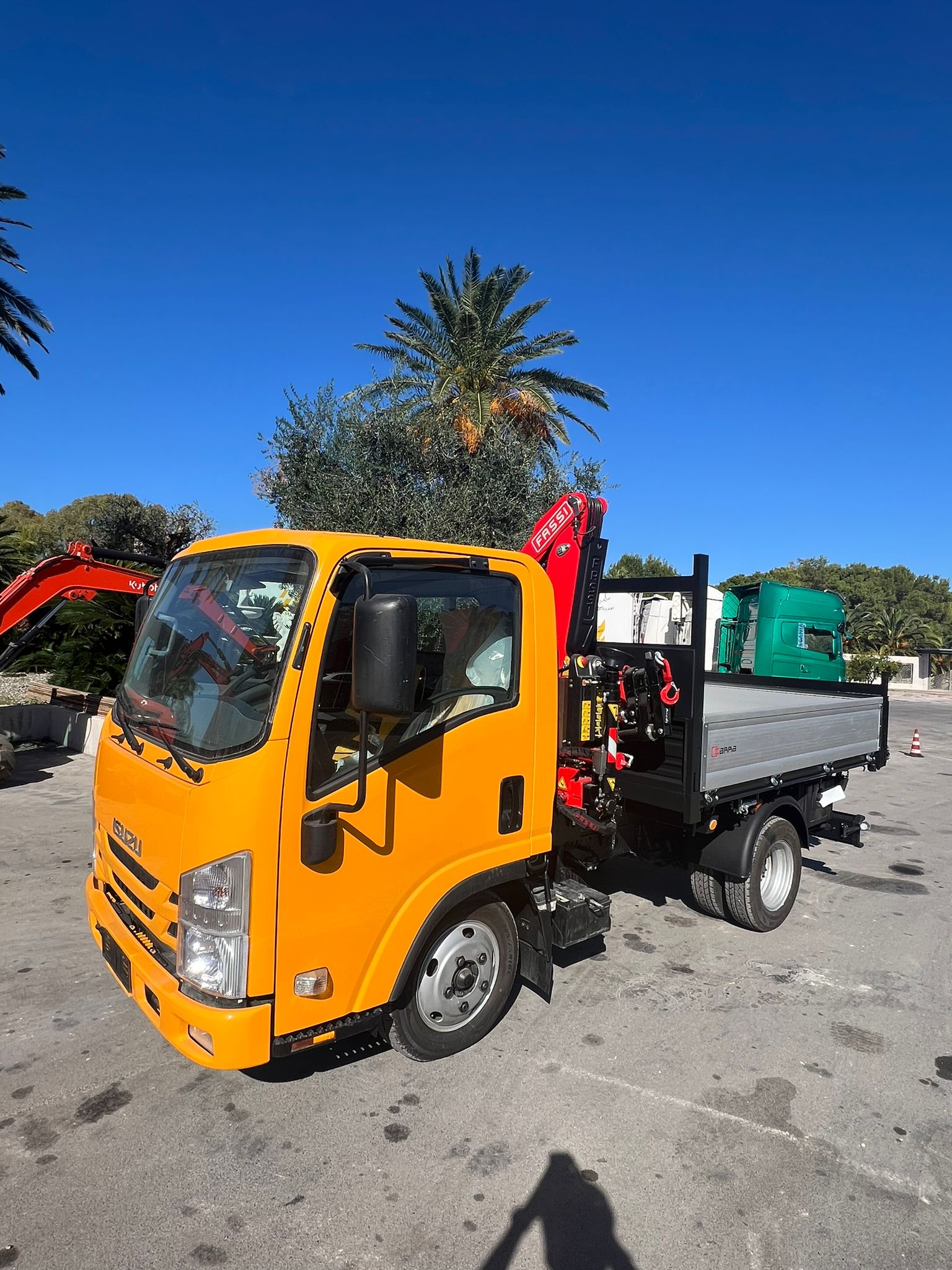 ISUZU 35 Q.LI DEL 2016 CON GRU FASSI 40