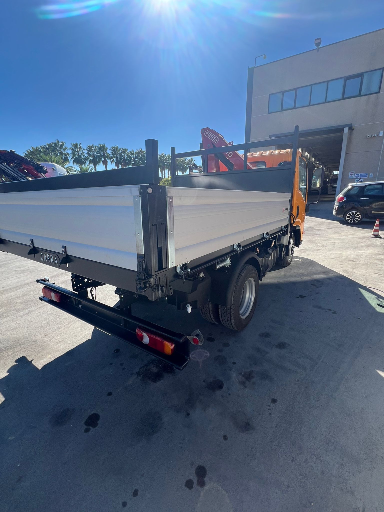 ISUZU 35 Q.LI DEL 2016 CON GRU FASSI 40