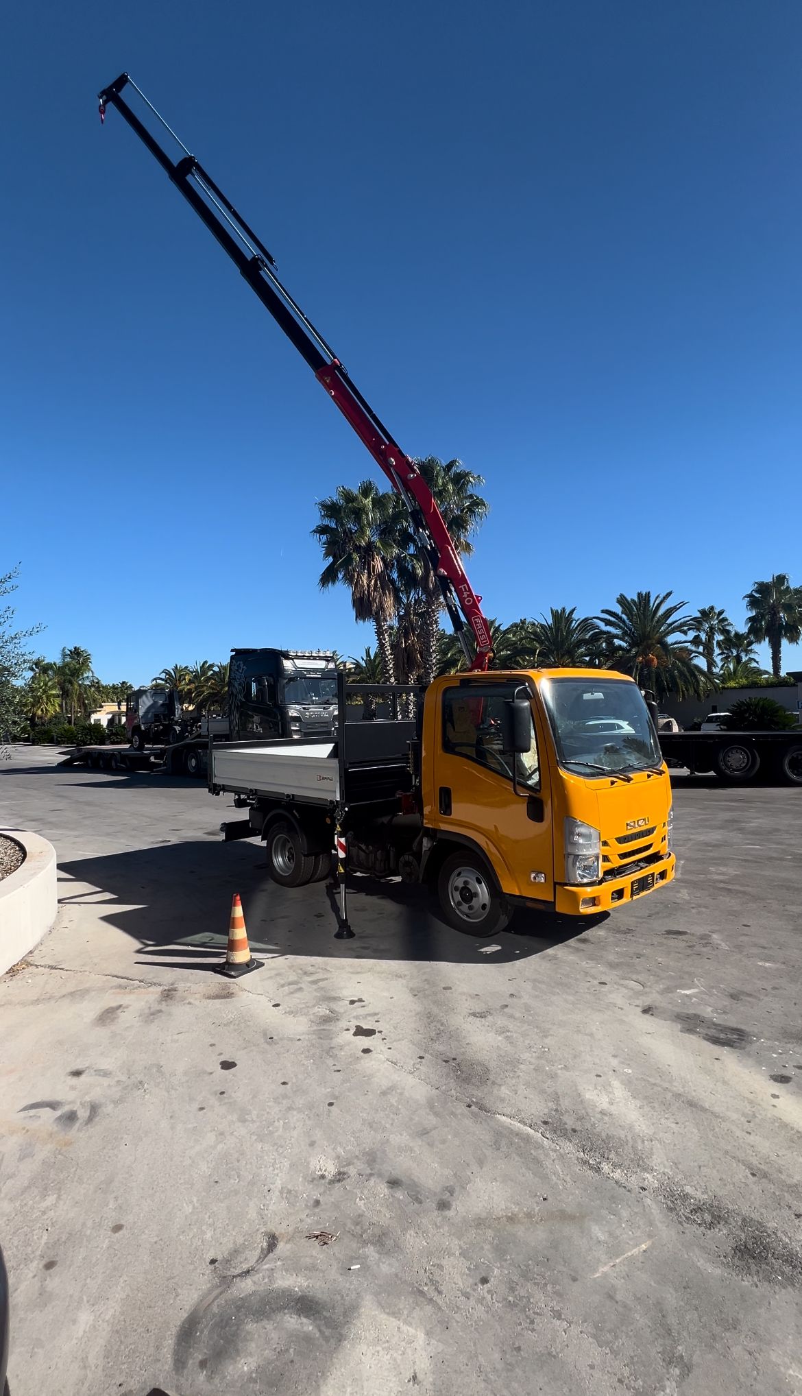 ISUZU 35 Q.LI DEL 2016 CON GRU FASSI 40