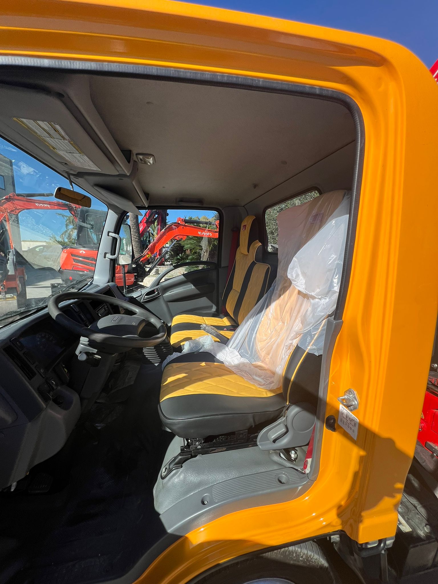 ISUZU 35 Q.LI DEL 2016 CON GRU FASSI 40