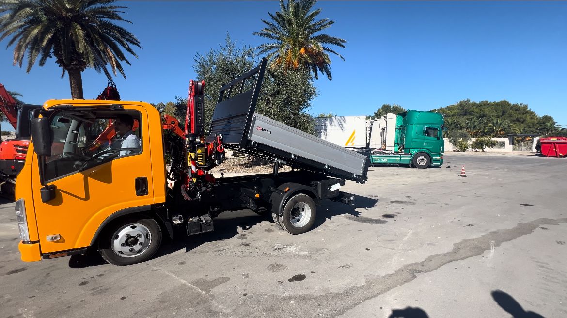 ISUZU 35 Q.LI DEL 2016 CON GRU FASSI 40