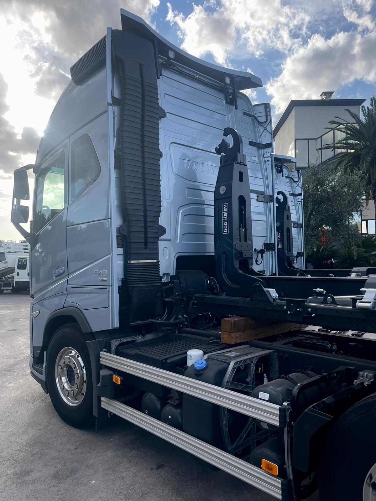 SCARRABILE VOLVO FH540 4 ASSI NUOVO CON BRACCIO BOB 26 TON