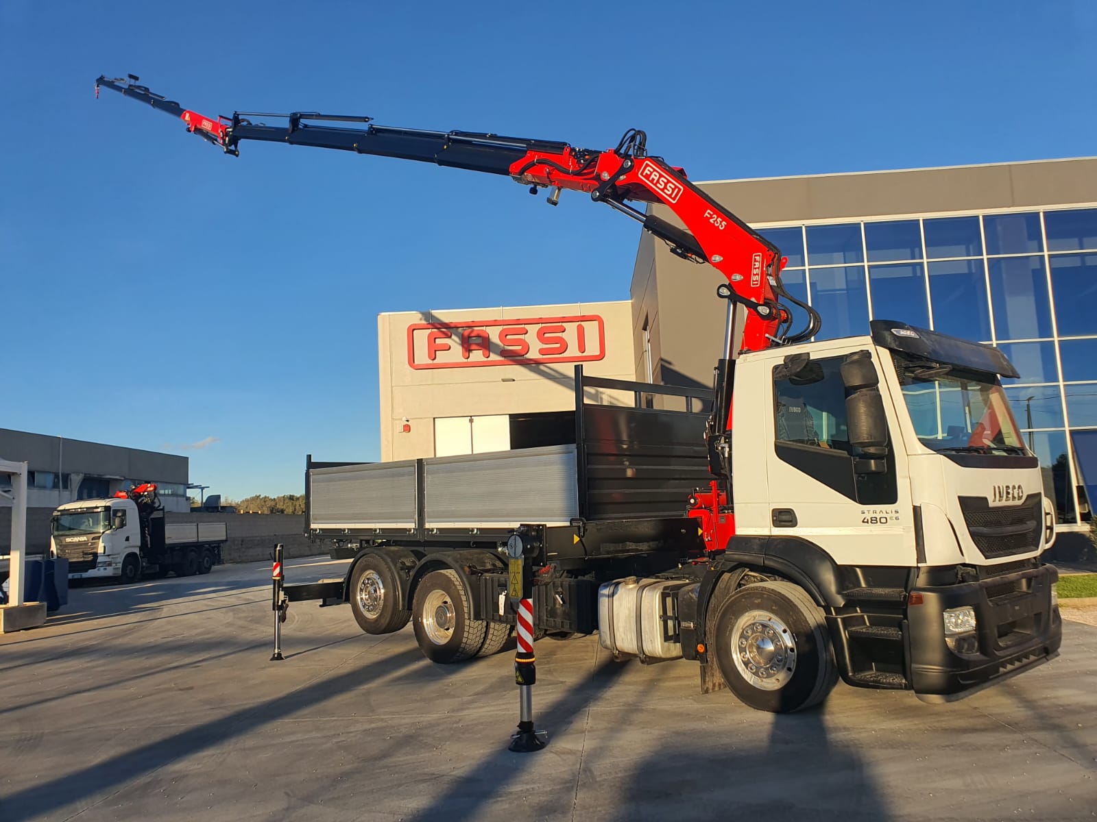 IVECO STRALIS 480 EURO 6 CON GRU FASSI 255 + JIB E CESTELLO