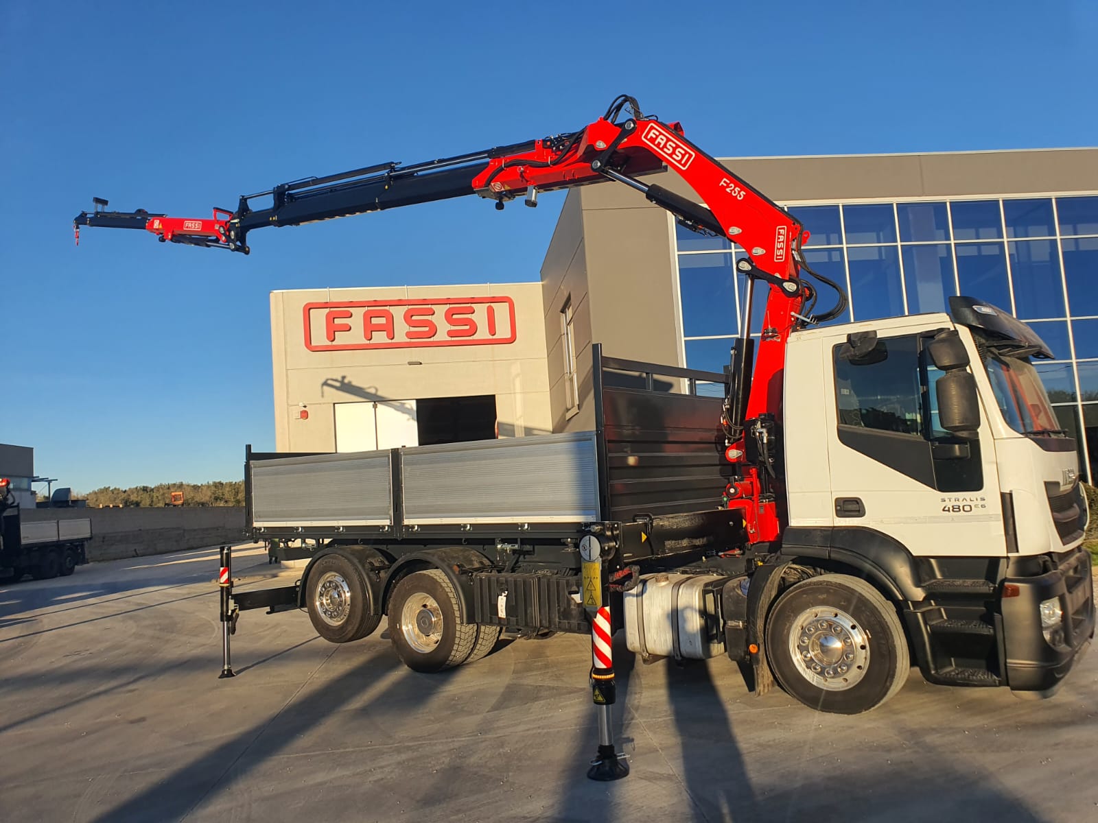 IVECO STRALIS 480 EURO 6 CON GRU FASSI 255 + JIB E CESTELLO