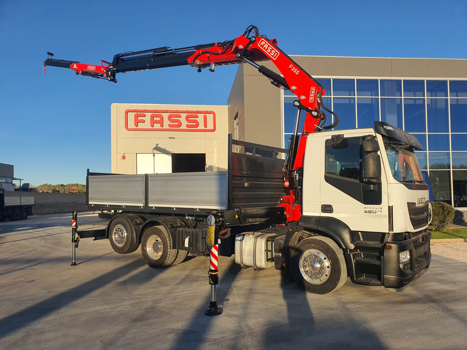 IVECO STRALIS 480 EURO 6 CON GRU FASSI 255 + JIB E CESTELLO