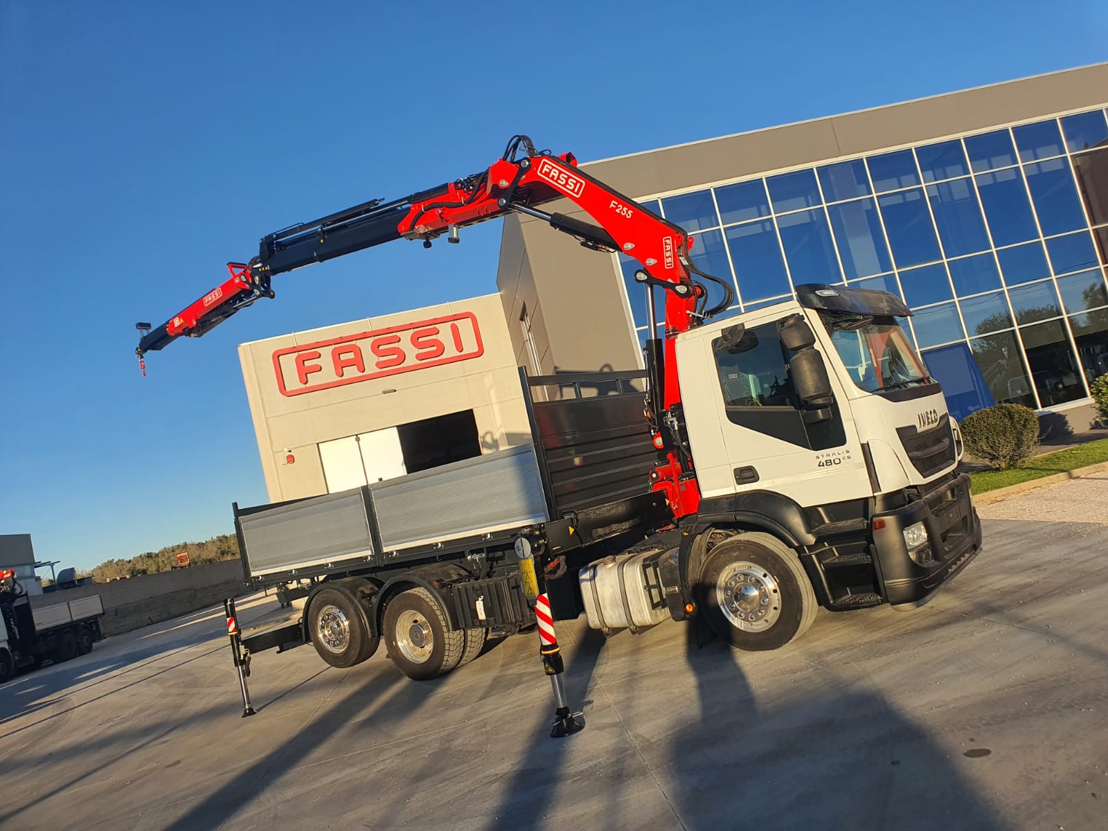 IVECO STRALIS 480 EURO 6 CON GRU FASSI 255 + JIB E CESTELLO