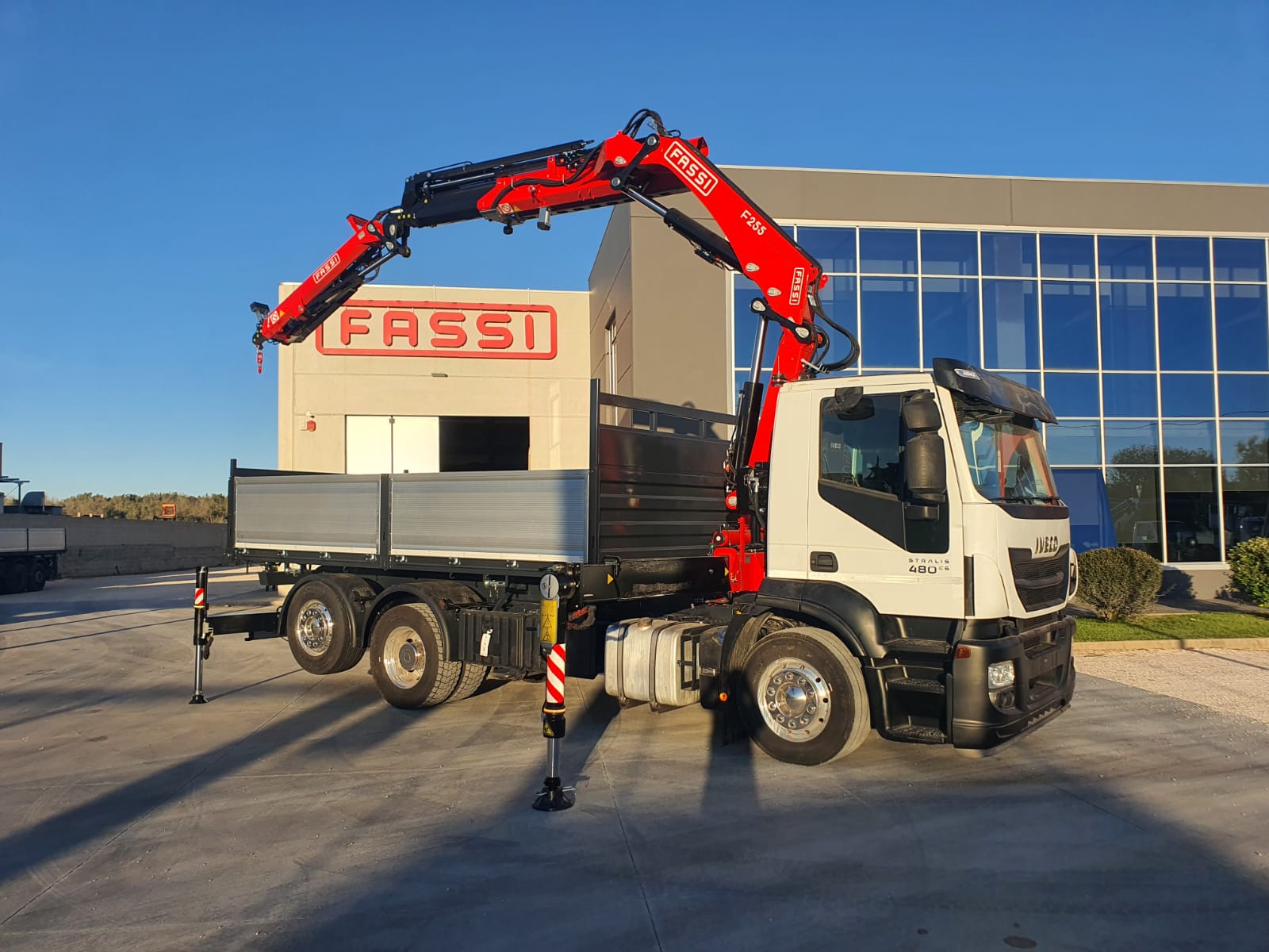 IVECO STRALIS 480 EURO 6 CON GRU FASSI 255 + JIB E CESTELLO