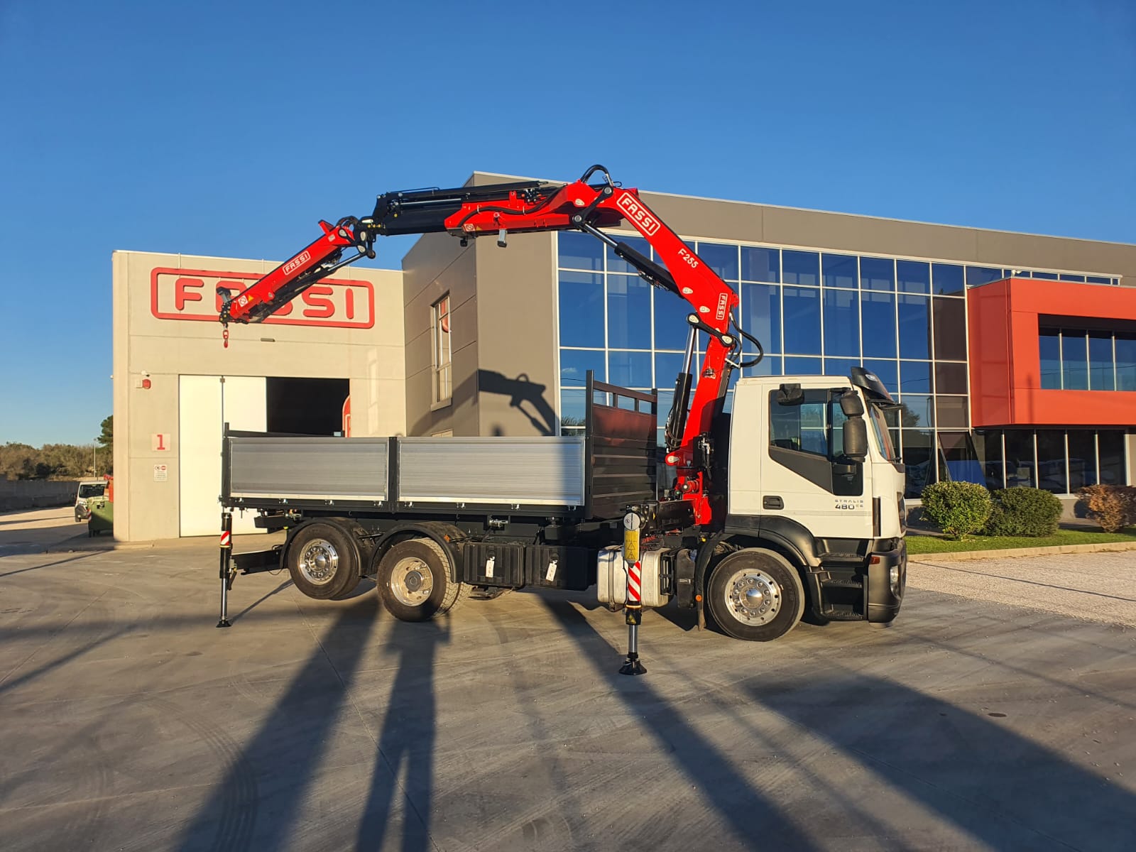 IVECO STRALIS 480 EURO 6 CON GRU FASSI 255 + JIB E CESTELLO