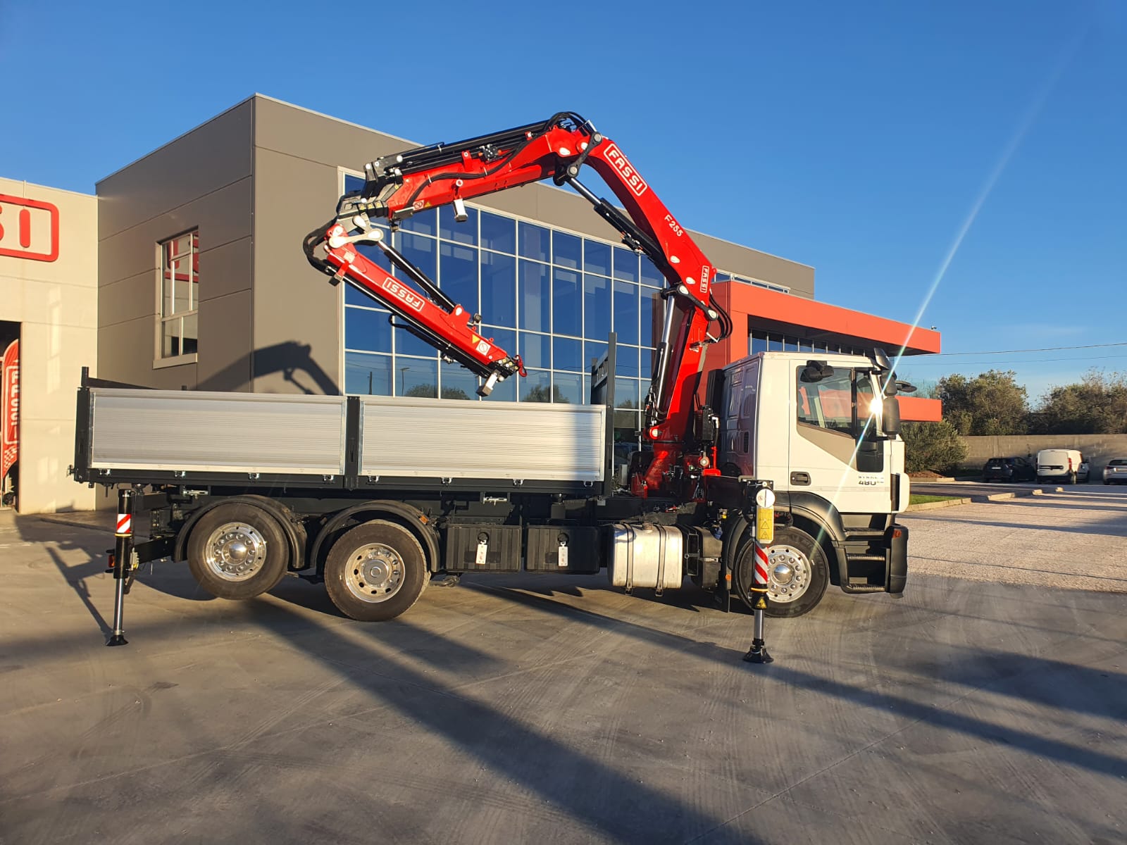 IVECO STRALIS 480 EURO 6 CON GRU FASSI 255 + JIB E CESTELLO