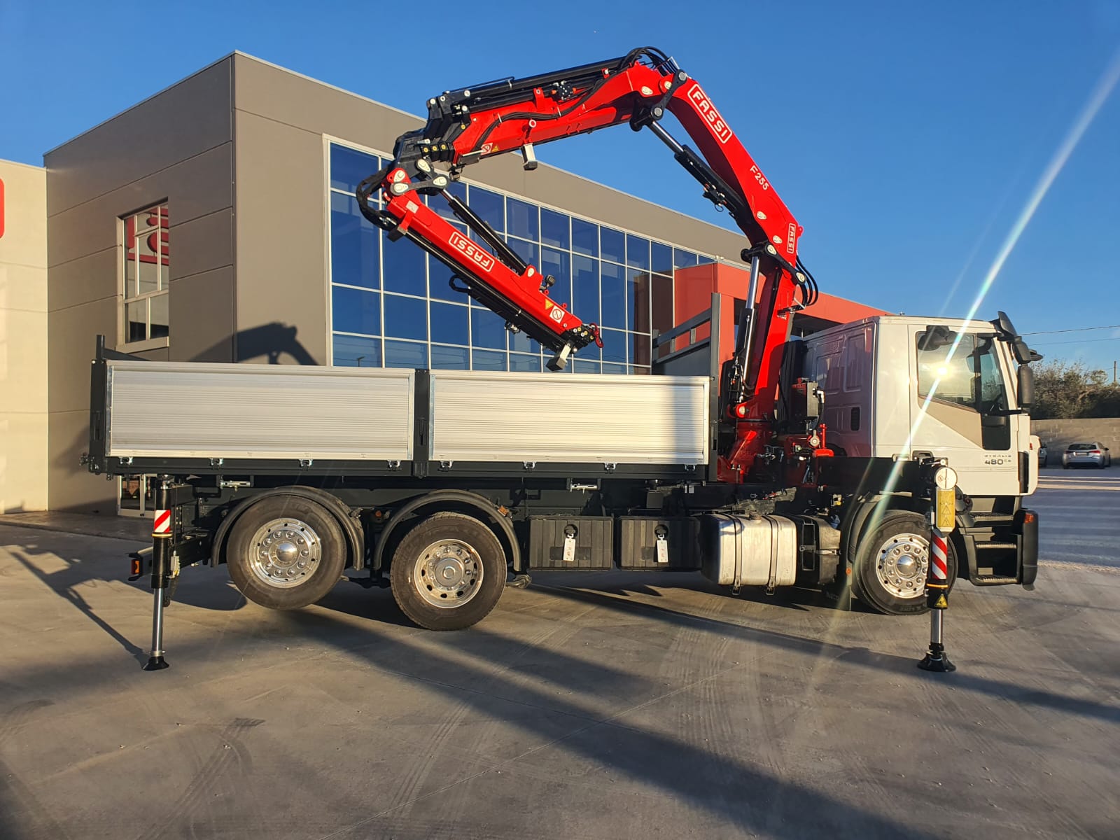 IVECO STRALIS 480 EURO 6 CON GRU FASSI 255 + JIB E CESTELLO