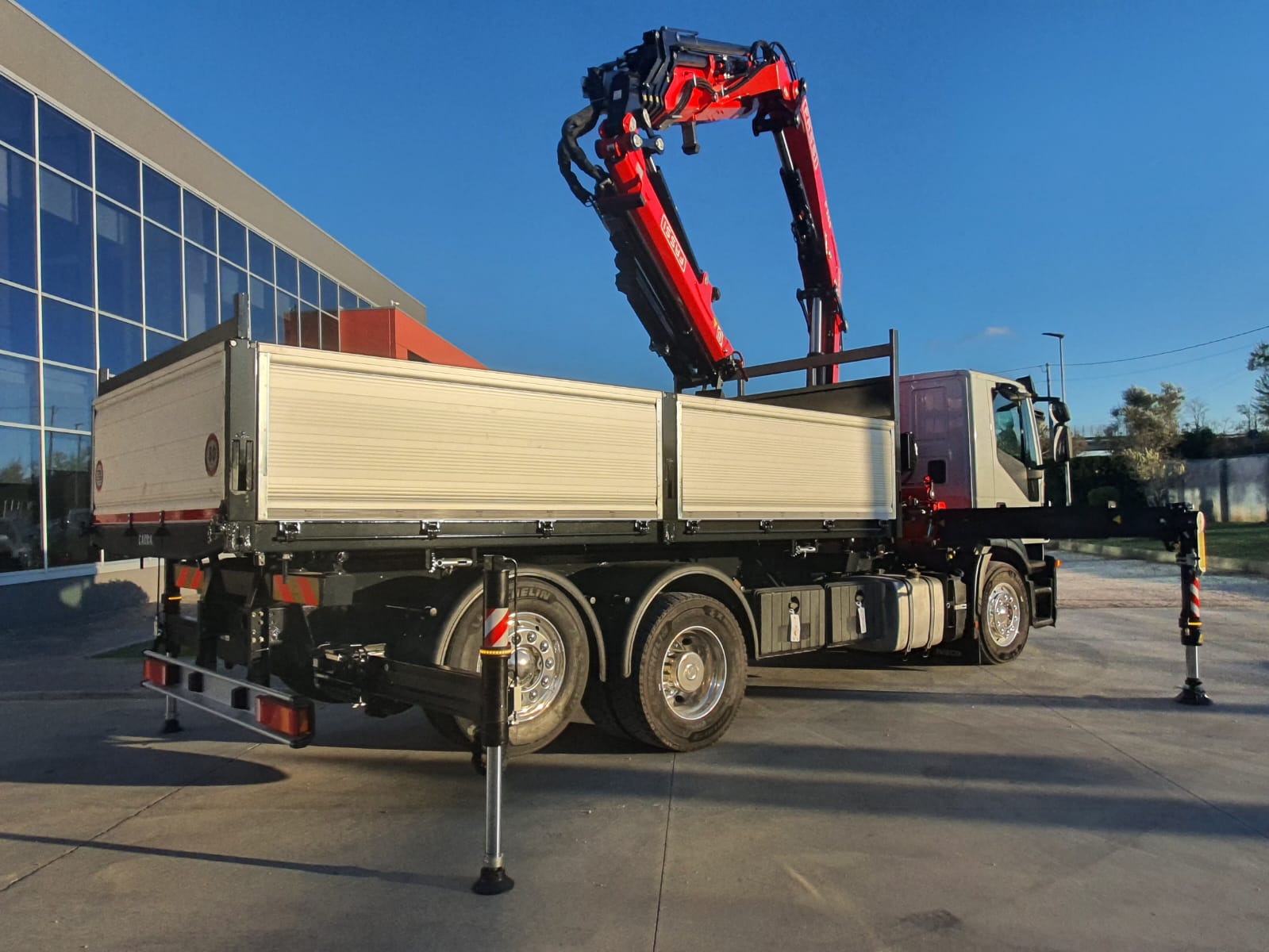 IVECO STRALIS 480 EURO 6 CON GRU FASSI 255 + JIB E CESTELLO