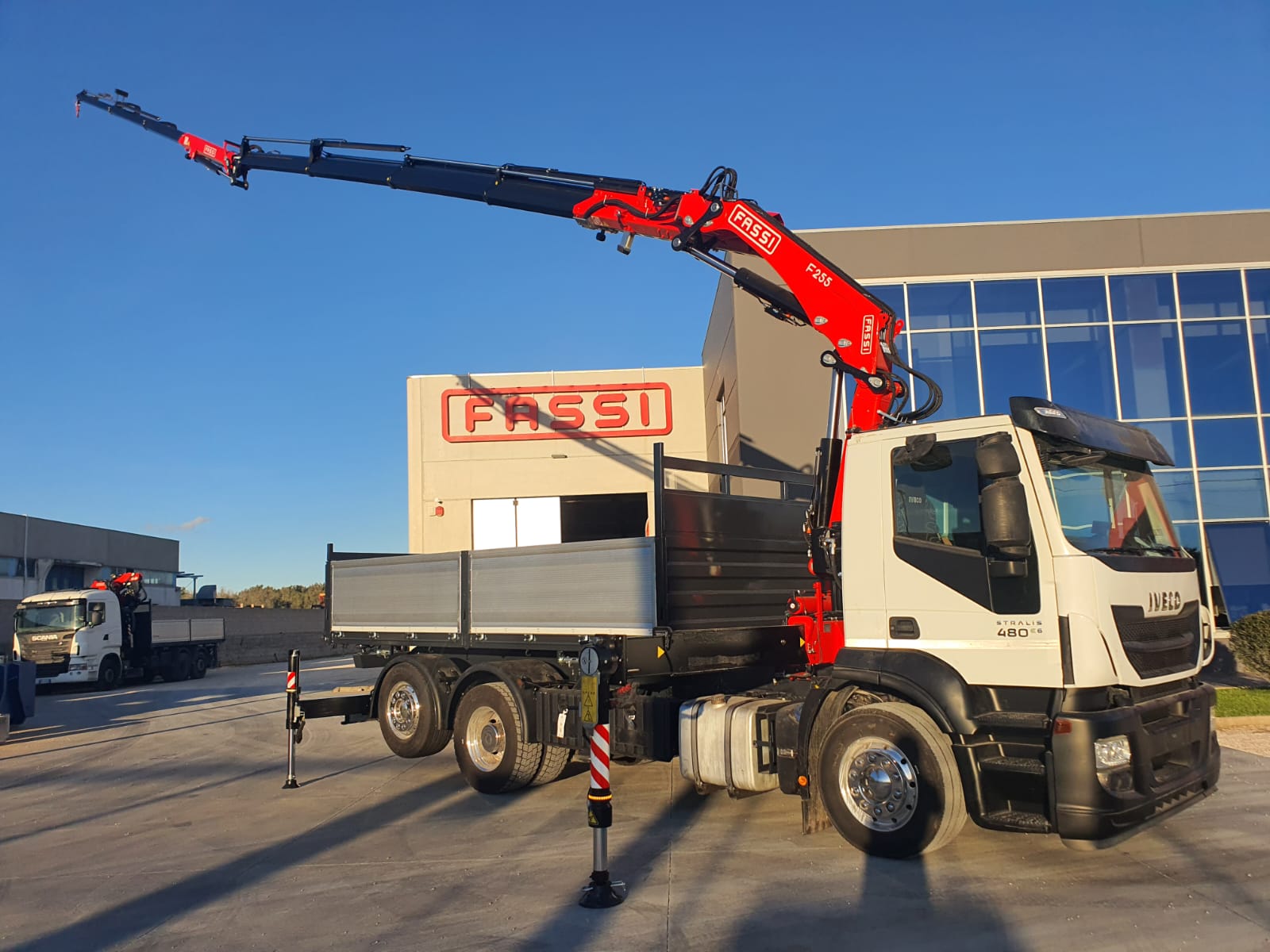 IVECO STRALIS 480 EURO 6 CON GRU FASSI 255 + JIB E CESTELLO