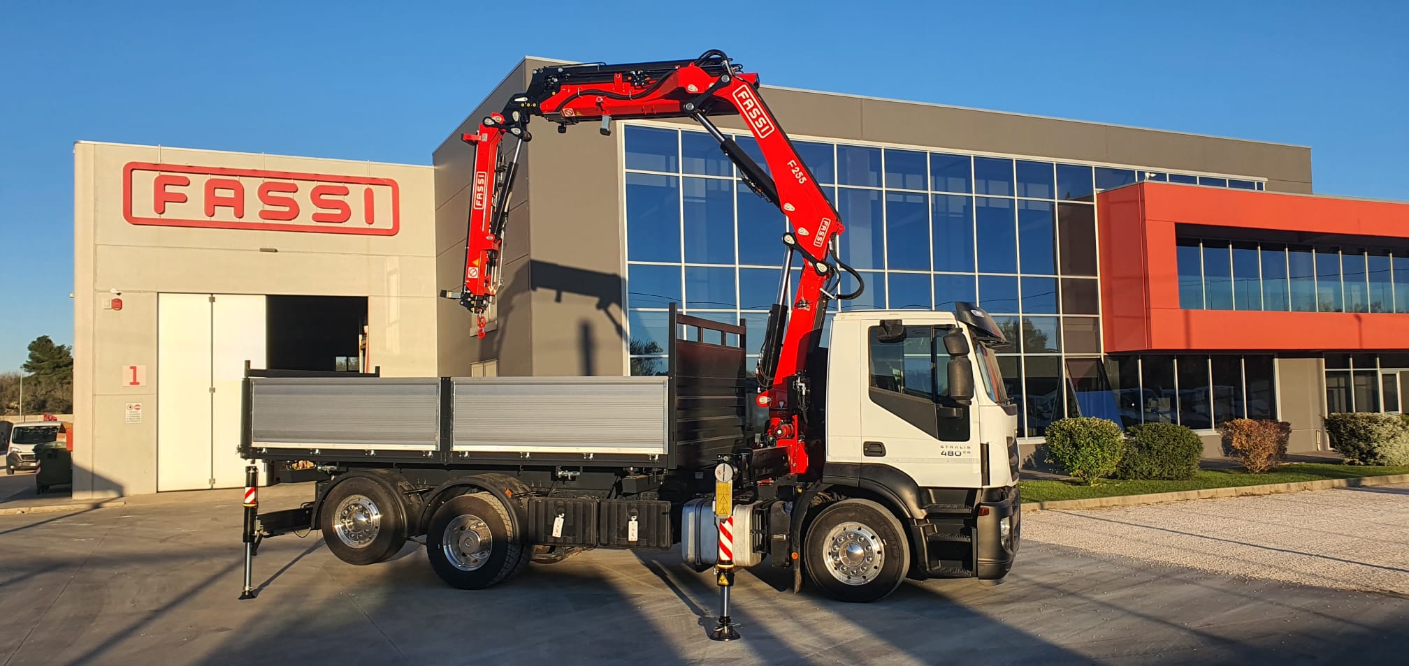 IVECO STRALIS 480 EURO 6 CON GRU FASSI 255 + JIB E CESTELLO