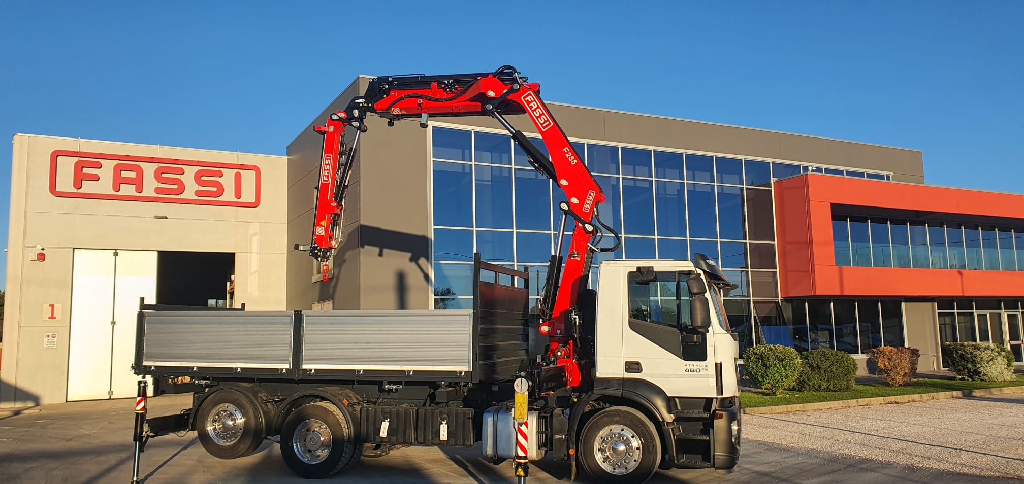 IVECO STRALIS 480 EURO 6 CON GRU FASSI 255 + JIB E CESTELLO