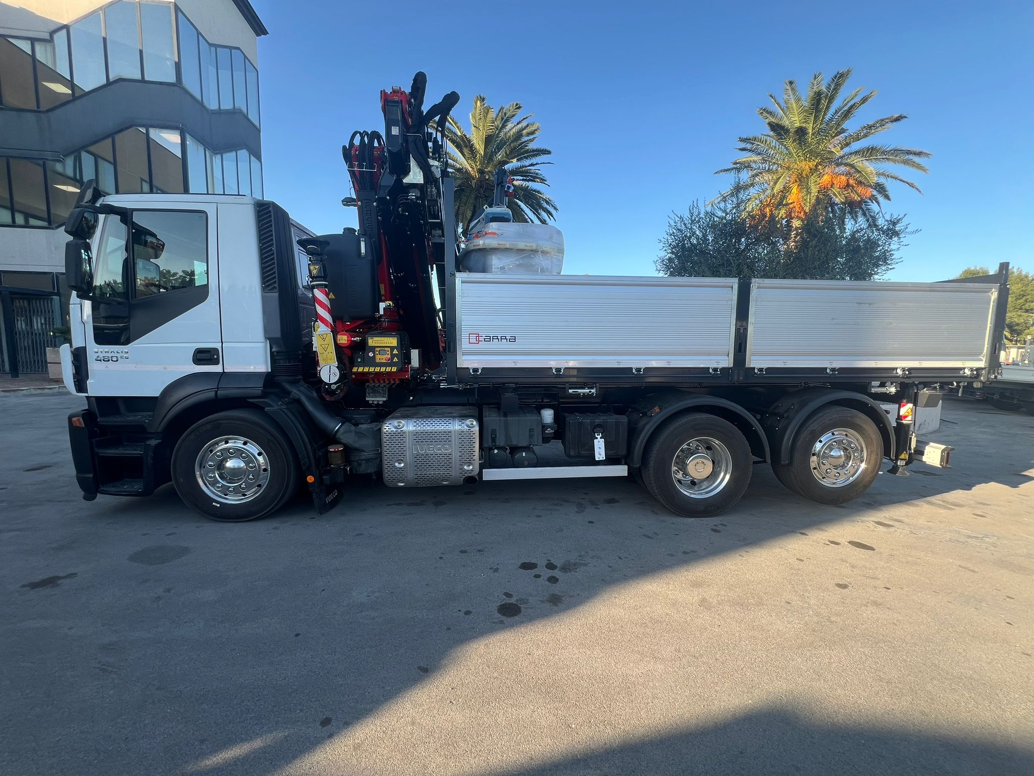 IVECO STRALIS 480 EURO 6 CON GRU FASSI 255 + JIB E CESTELLO