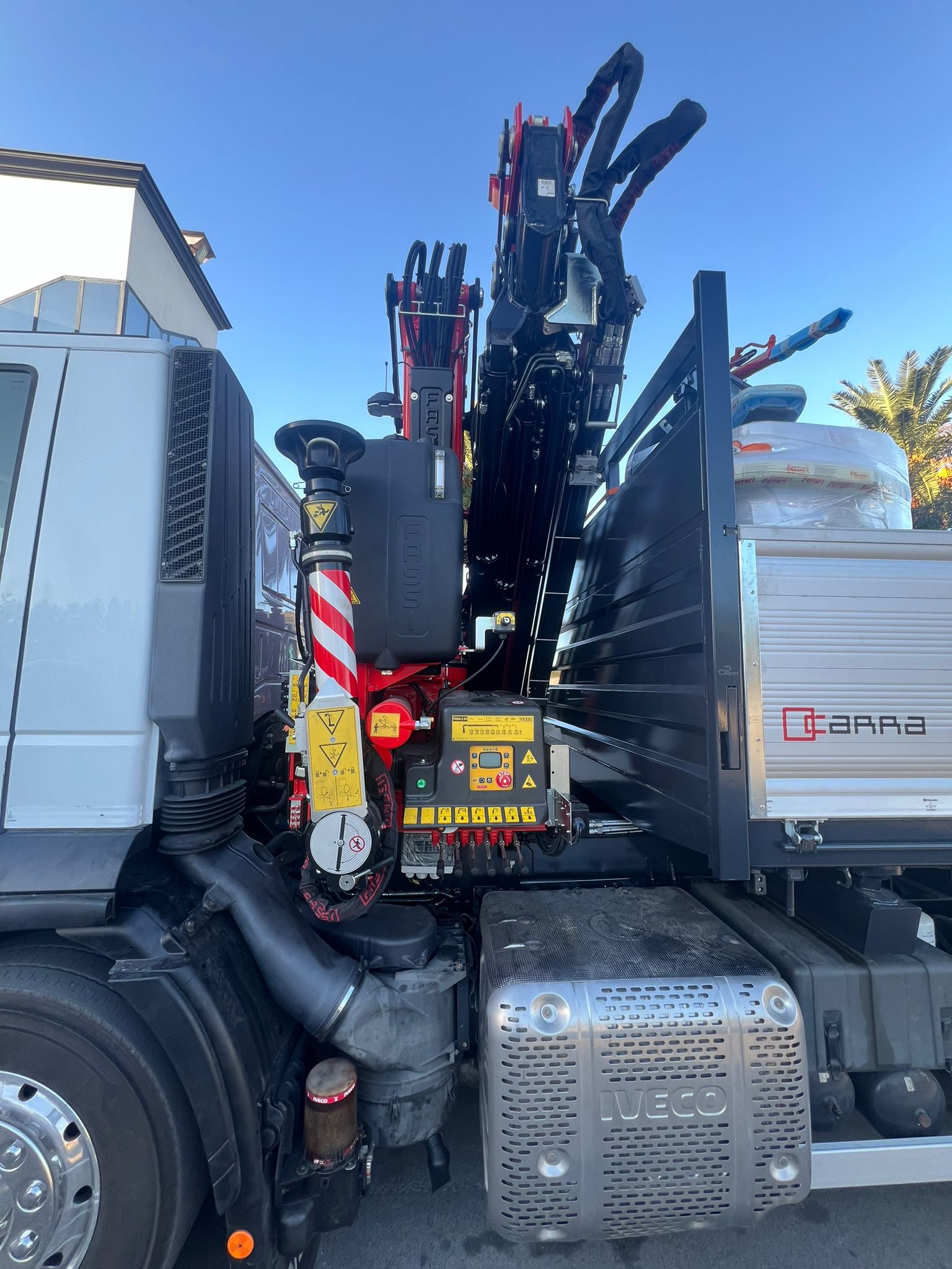 IVECO STRALIS 480 EURO 6 CON GRU FASSI 255 + JIB E CESTELLO