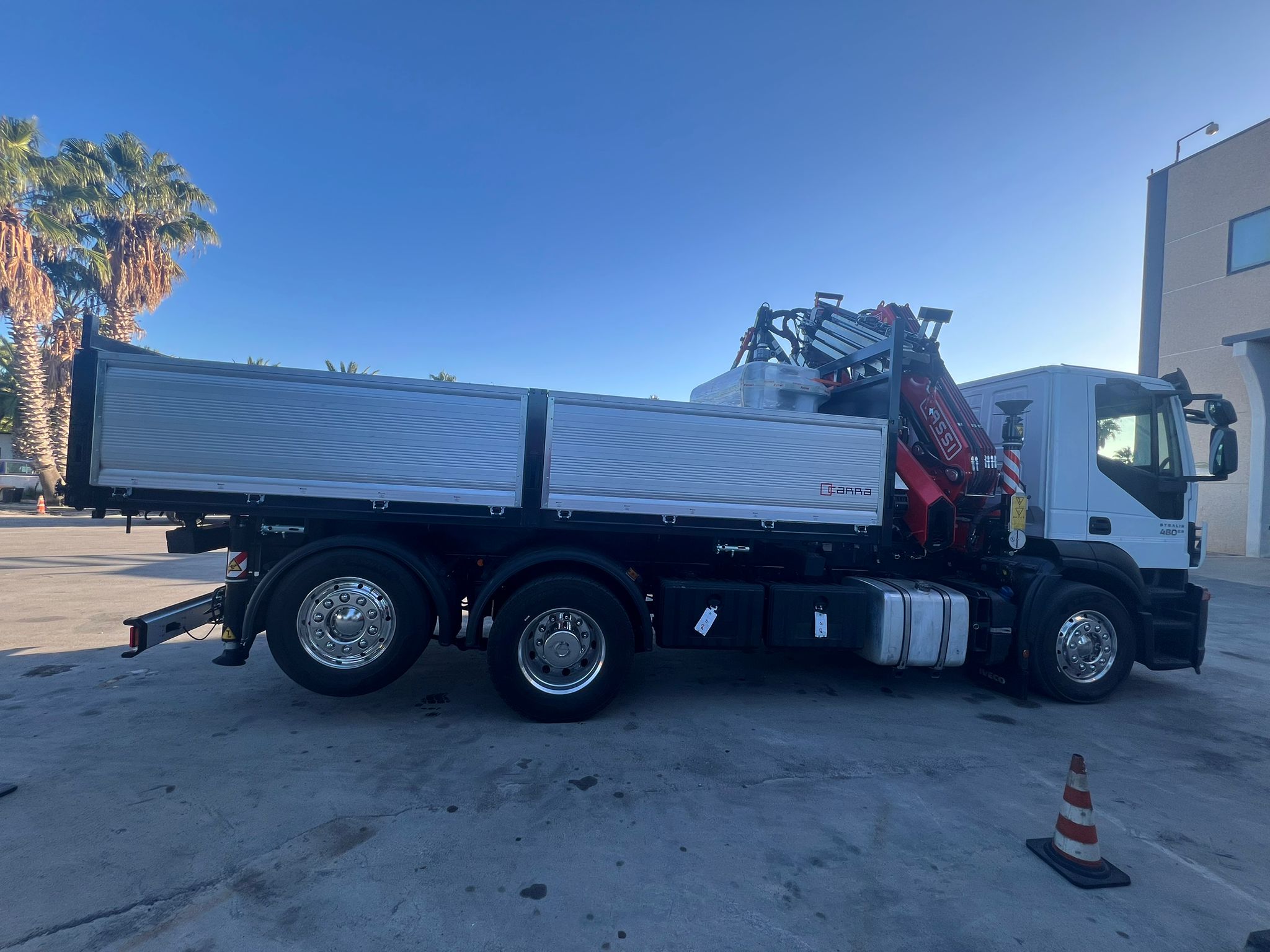 IVECO STRALIS 480 EURO 6 CON GRU FASSI 255 + JIB E CESTELLO