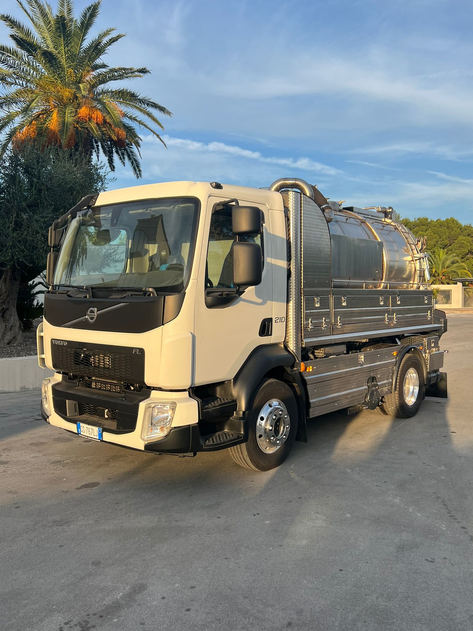 SCARRABILE VOLVO FL210 CON CISTERNA SPURGO NUOVA