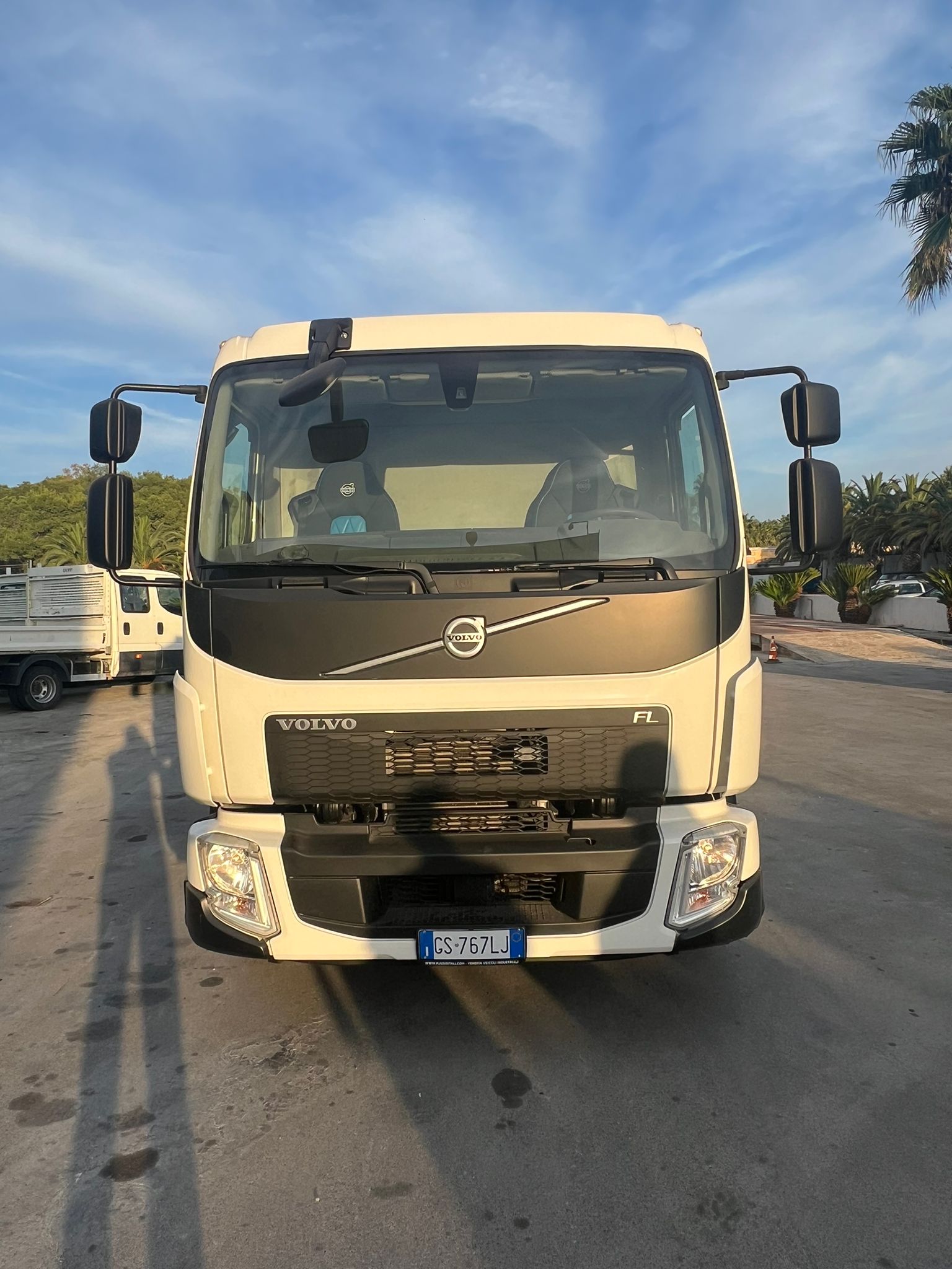 SCARRABILE VOLVO FL210 CON CISTERNA SPURGO NUOVA