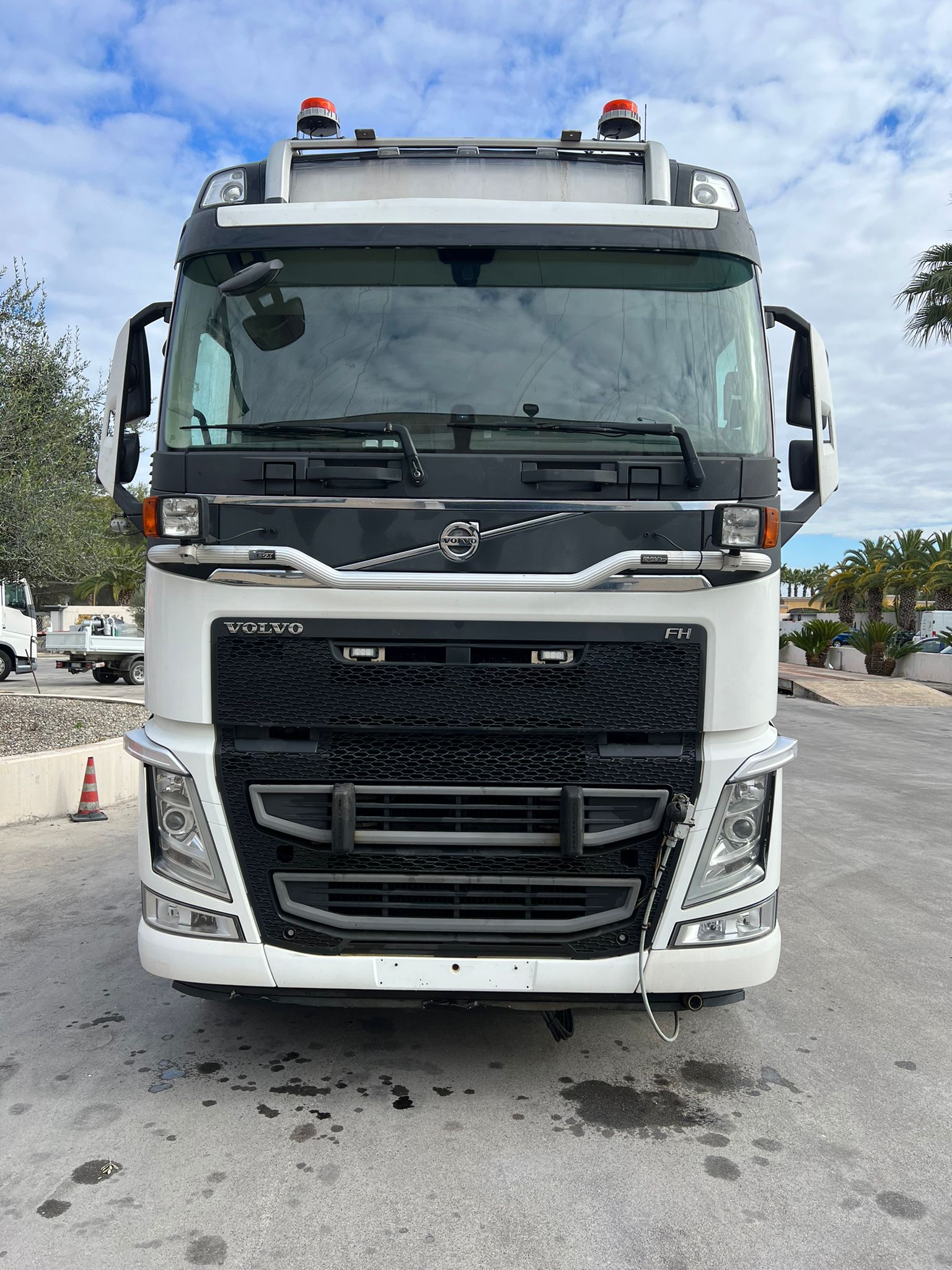 SCARRABILE VOLVO FH540 8X4 DEL 2014 EURO 6