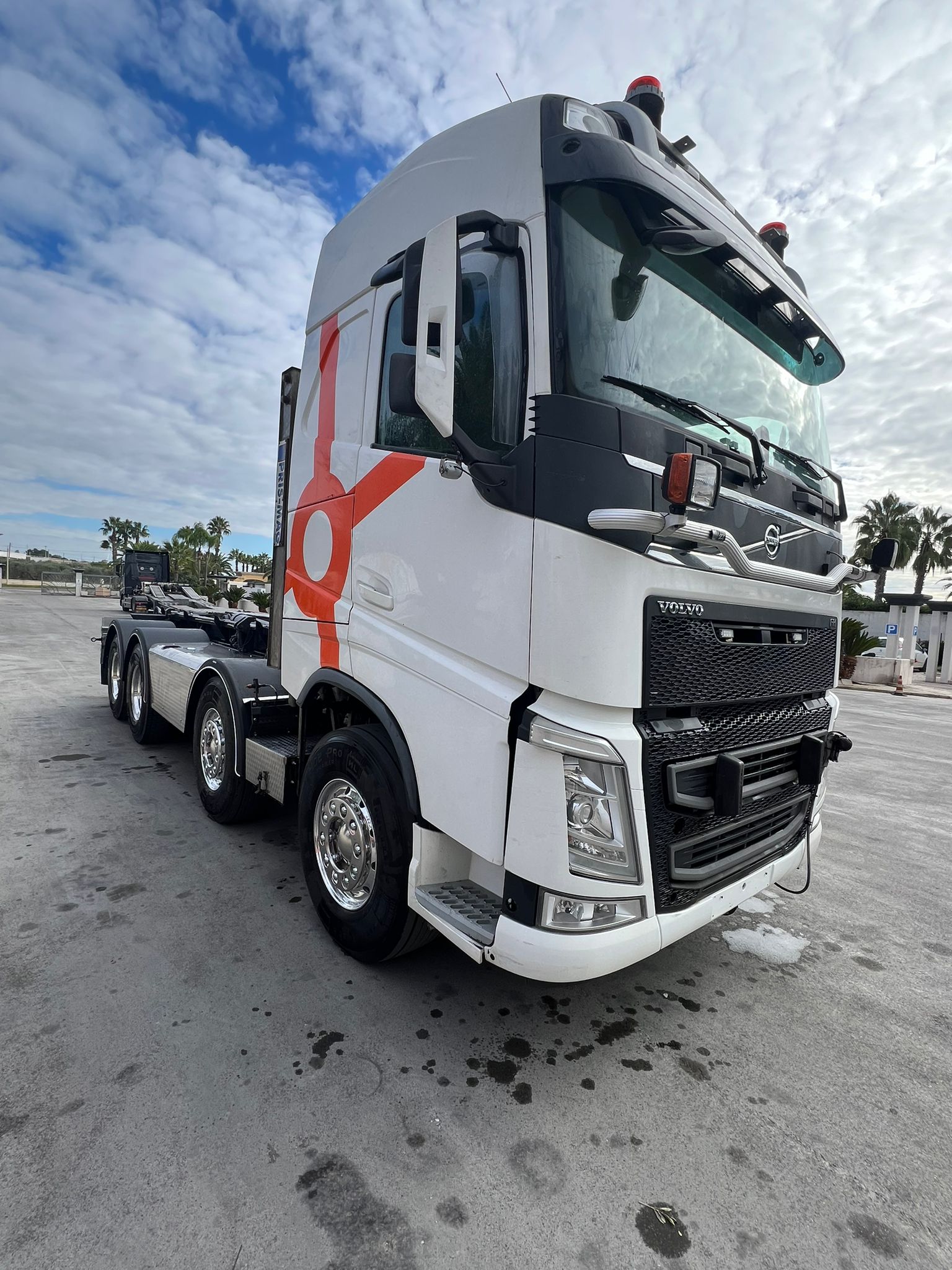 SCARRABILE VOLVO FH540 8X4 DEL 2014 EURO 6