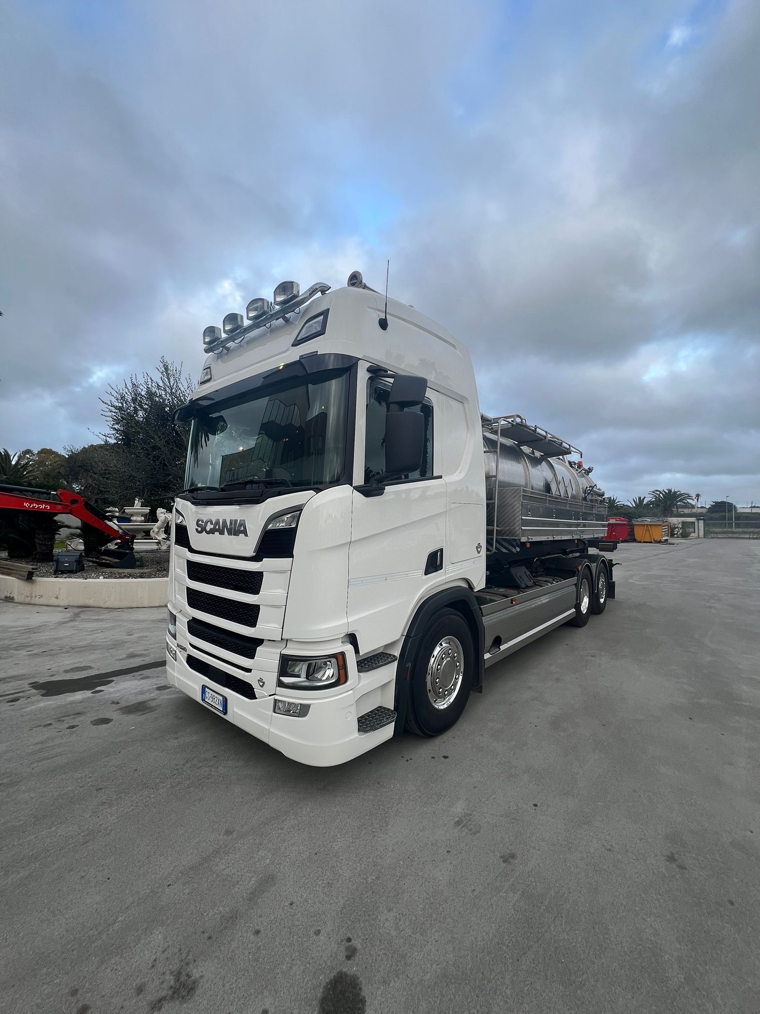 SCARRABILE SCANIA R520 EURO 6 CON CISTERNA CAPPELLOTTO